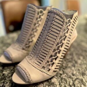 7.5/38 Vince Camuto Eshantel Heeled Sandals in beige